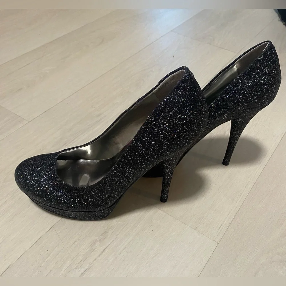 NWOT GUESS BLACK GLITTER ROUND TOE KARISE PLATFORM PUMPS HEELS - SIZE 9